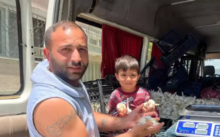 Kahramanmaraş’tan 3 Bin Kilometre Yol Kat Edip Minibüste Yaşayarak Sarımsak Satıyorlar