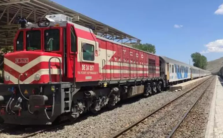 Van-Tahran Yolcu Treni Savaş Gölgesinde Seferlerine Devam Ediyor