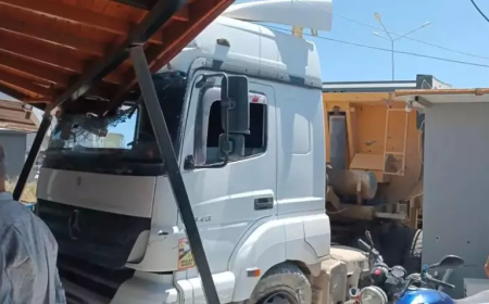 Hatay’da Ehliyetsiz Sürücü Dehşeti: Kamyon Fırına Daldı, Facia Saniyelerle Atlatıldı