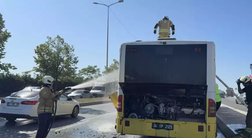 Sultangazi’de Seyir Halindeki İETT Otobüsü Alev Aldı: Yangına Beton Mikseriyle Müdahale