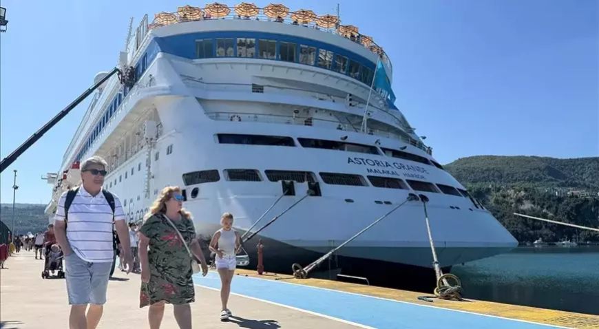 Rus Kruvaziyeri “Astoria Grande” 73. Seferinde Amasra’ya Demir Attı