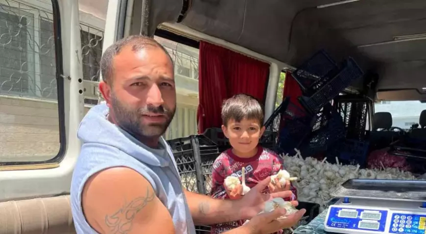Kahramanmaraş’tan 3 Bin Kilometre Yol Kat Edip Minibüste Yaşayarak Sarımsak Satıyorlar
