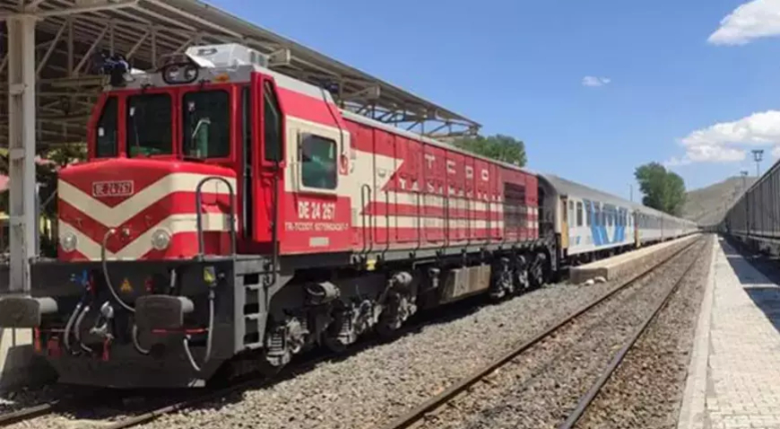 Van-Tahran Yolcu Treni Savaş Gölgesinde Seferlerine Devam Ediyor