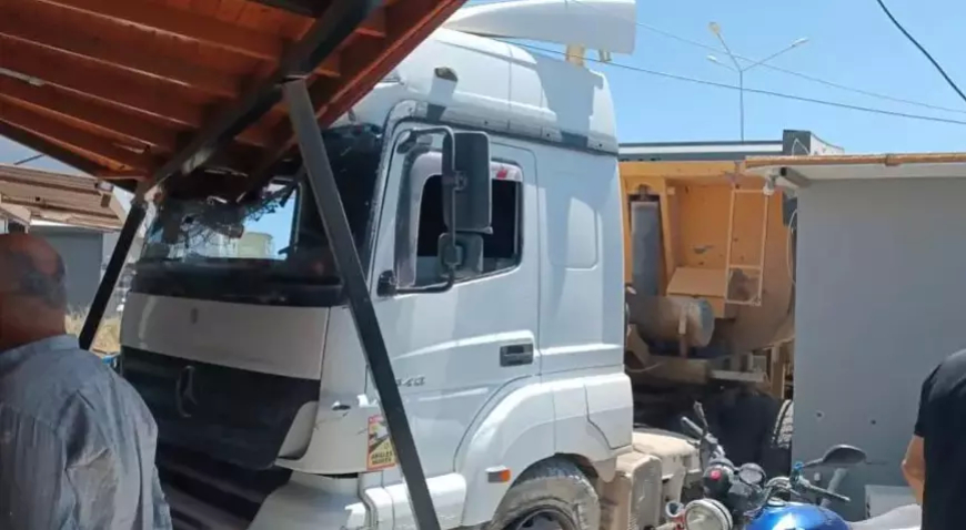 Hatay’da Ehliyetsiz Sürücü Dehşeti: Kamyon Fırına Daldı, Facia Saniyelerle Atlatıldı