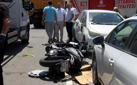 Üsküdar'da Dehşet Anı: Hafriyat Kamyonunun Çarptığı Araç Devrildi, Motosiklet Sürücüsünün Ayağı Koptu