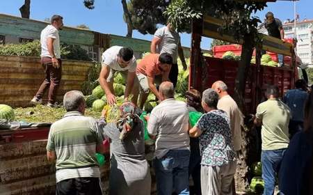 Efeler’de Anlamlı Hayır: Mehmet İnan’ın Evlatları 1 Kamyon Karpuz Dağıttı