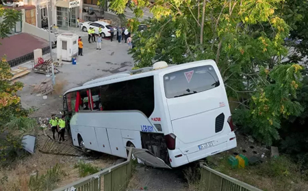 Maltepe'de Servis Otobüsü Köprüden Uçtu: 1’i Ağır 8 Yaralı