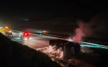 Balıkesir Savaştepe'de Devrilen Kamyon Yangına Neden Oldu