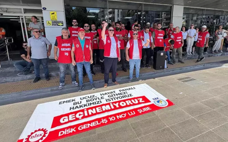 İzmir Karşıyaka Belediyesi İşçileri Maaşları İçin Oturma Eylemi Yaptı