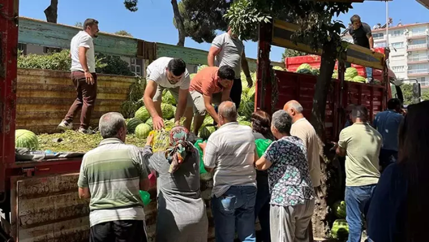 Efeler’de Anlamlı Hayır: Mehmet İnan’ın Evlatları 1 Kamyon Karpuz Dağıttı