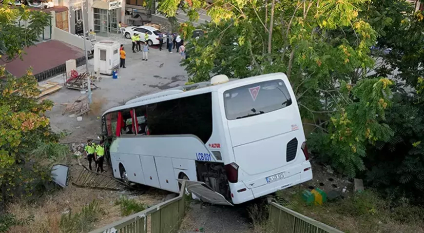 Maltepe'de Servis Otobüsü Köprüden Uçtu: 1’i Ağır 8 Yaralı