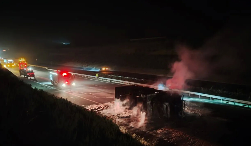 Balıkesir Savaştepe'de Devrilen Kamyon Yangına Neden Oldu