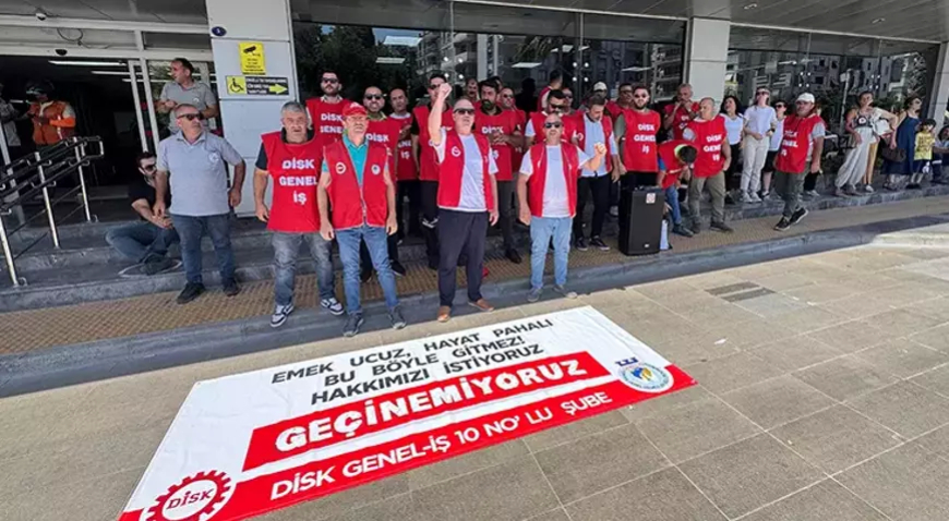 İzmir Karşıyaka Belediyesi İşçileri Maaşları İçin Oturma Eylemi Yaptı