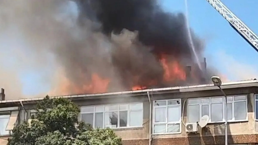 Üsküdar’da 4 Katlı Binanın Çatısında Yangın Çıktı