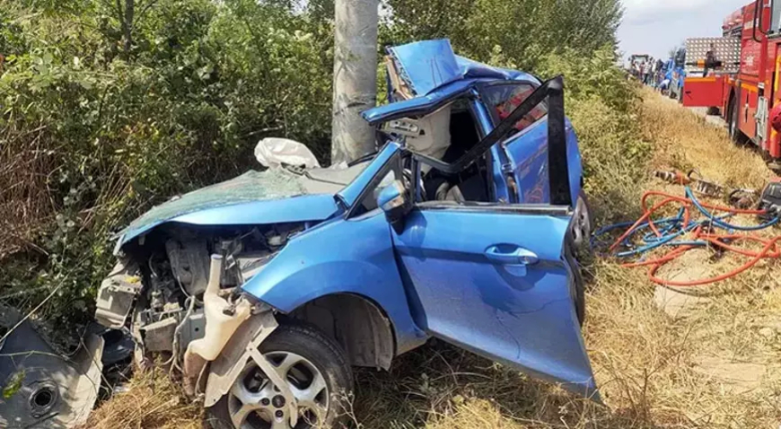 Sakarya’da Feci Kaza: Direğe Çarpan Otomobilde 14 ve 10 Yaşındaki Kardeşler Hayatını Kaybetti