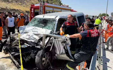 Burdur’da Minibüs ile Hafif Ticari Araç Kafa Kafaya Çarpıştı: 2 Ölü, 5 Yaralı
