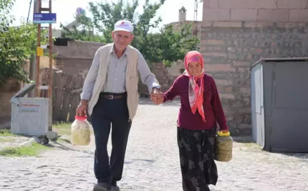 Kayseri’de İşitme Engelli Çift, Ürettikleri Peynir ve Yoğurdu Turistlere Satıyor