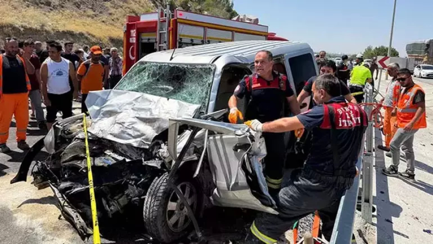 Burdur’da Minibüs ile Hafif Ticari Araç Kafa Kafaya Çarpıştı: 2 Ölü, 5 Yaralı