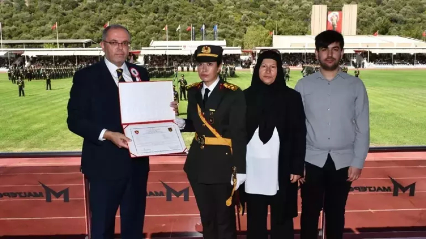 15 Temmuz’un Kahramanı Şehit Ömer Halisdemir’in Kızı Elif Nur, Teğmenlik Diplomasını Aldı