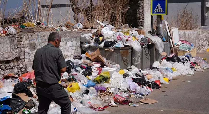 İzmir’de Çöp Tepkisi: Konak ve Buca’da Kötü Koku Mahalleliyi İsyan Ettirdi