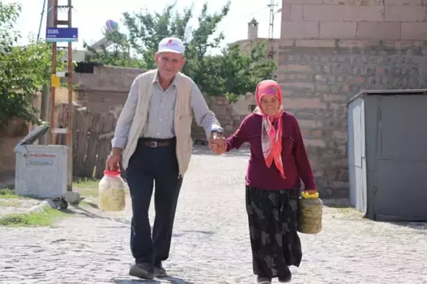 Kayseri’de İşitme Engelli Çift, Ürettikleri Peynir ve Yoğurdu Turistlere Satıyor