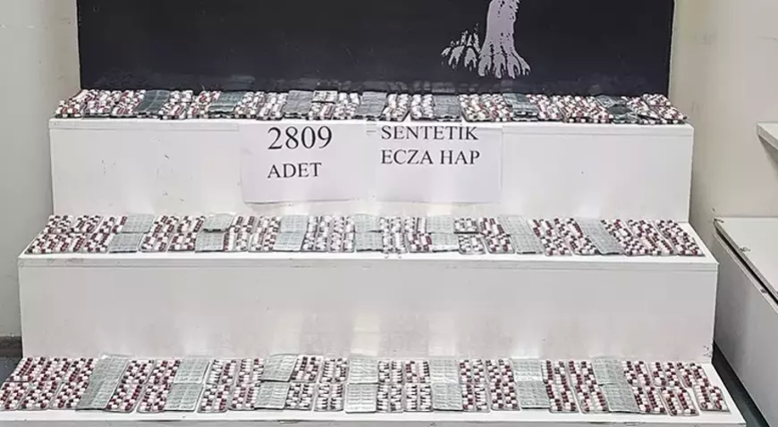 Adana’da 16 Yaşındaki Şüphelinin Evinden 2 Bin 809 Uyuşturucu Hap Çıktı