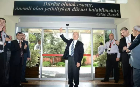 Eski Adana Büyükşehir Belediye Başkanı Aytaç Durak Uçakta Kalp Krizi Geçirdi