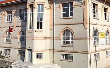 Fatih’te 500 Yıllık Tarihi Okul Duvarları Çocuklar Tarafından Karalandı