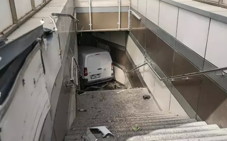 Bursa’da Hafif Ticari Araç Metro Alt Geçidine Sıkıştı: 1 Yaralı