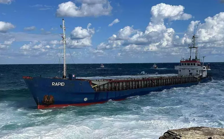 Kefken Açıklarında Kuru Yük Gemisi Kayalıklara Oturdu: 7 Mürettebat Kurtarılmayı Bekliyor