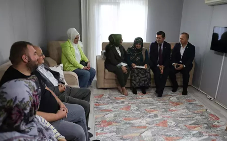 Çiğdem Erdoğan, Cumhurbaşkanı Erdoğan’ın “Terörsüz Türkiye” Mektubunu Şehit Ailesine Teslim Etti