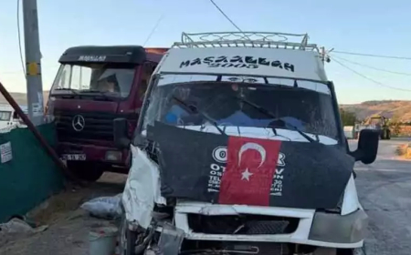 Eskişehir’de Kamyon ve Minibüs Çarpıştı: 20 Yaralı