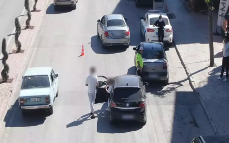 Konya’da Ehliyetsiz Sürücü, Polis Denetiminden Kaçmak İçin Eşiyle Yer Değiştirdi