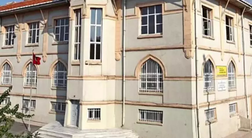 Fatih’te 500 Yıllık Tarihi Okul Duvarları Çocuklar Tarafından Karalandı