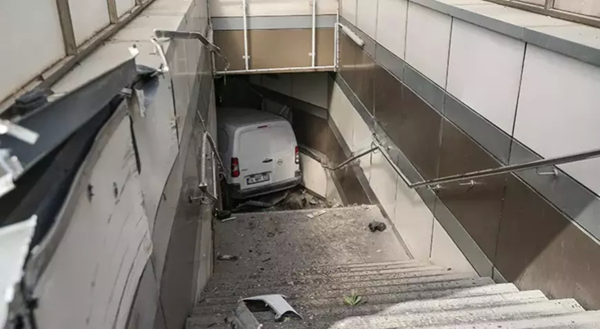 Bursa’da Hafif Ticari Araç Metro Alt Geçidine Sıkıştı: 1 Yaralı