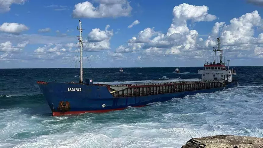 Kefken Açıklarında Kuru Yük Gemisi Kayalıklara Oturdu: 7 Mürettebat Kurtarılmayı Bekliyor