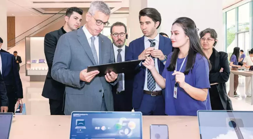 Sağlık Bakanı Memişoğlu, Huawei Genel Merkezini Ziyaret Etti