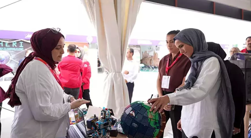 Sümeyye Erdoğan Bayraktar, TEKNOFEST’te Engelliler Sarayı Standını Ziyaret Etti