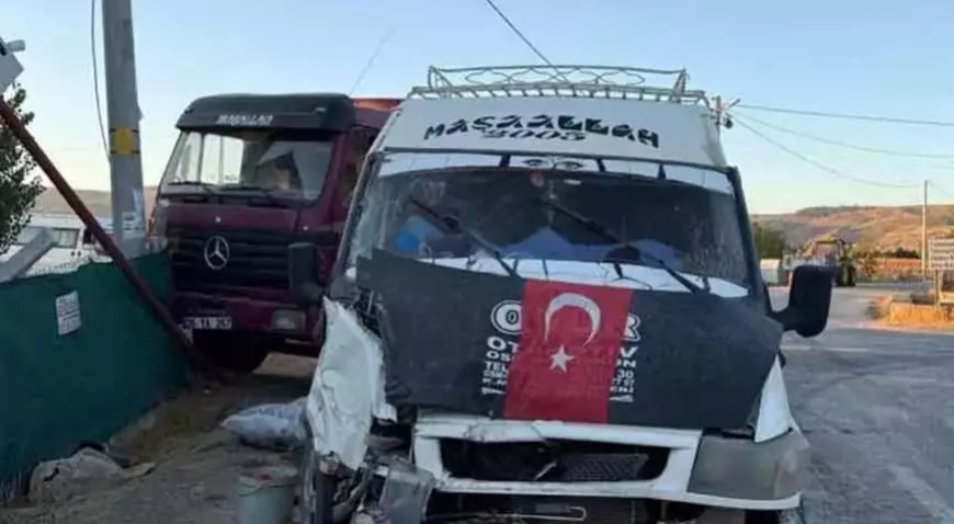 Eskişehir’de Kamyon ve Minibüs Çarpıştı: 20 Yaralı