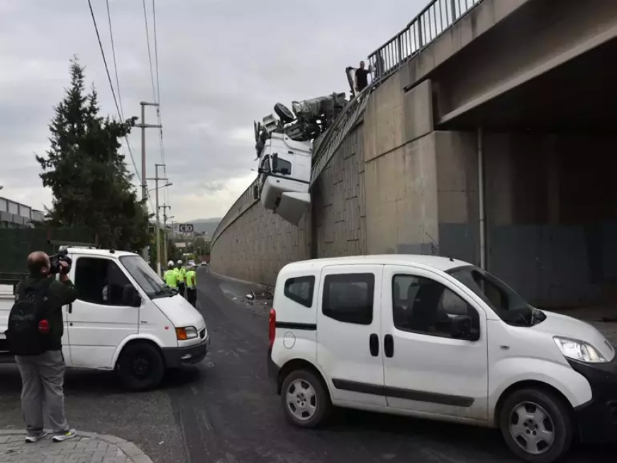 İzmir’de viyadükte facianın eşiği: TIR kupası havada asılı kaldı