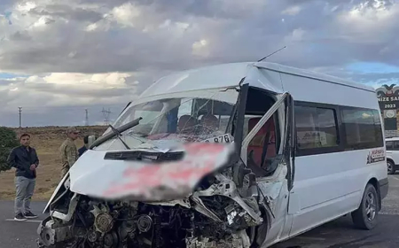 Van Erciş’te öğrenci servisi ile tır çarpıştı: 14 yaralı