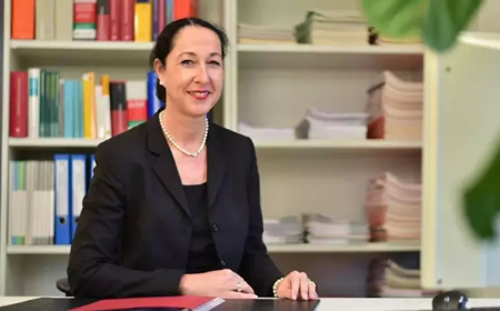 Almanya’da Şok Saldırı: Yeni Belediye Başkanı Iris Stalzer Evinde Bıçaklandı