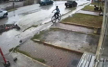 Hatay’da Lise Öğrencisi Bisikletiyle Yağmur Suyu Dolu Çukura Düştü