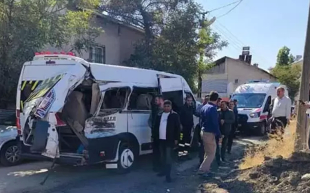 Muş’ta Tren ile Okul Servisi Çarpıştı: 17 Öğrenci Yaralandı