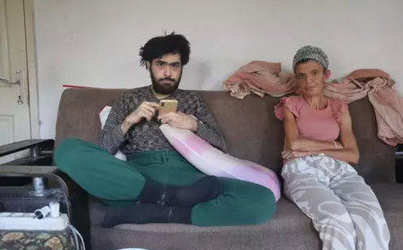 Hatay’da 3 Yıldır Evden Çıkmayan Genç, İlk Kez Dışarı Çıktı: “İyileşsem de Bir Şey Yapmak İstemiyorum”