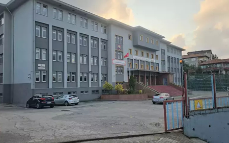 Zonguldak’ta Lisede “Sigara” Tartışması Kanlı Bitti: 16 Yaşındaki Öğrencinin Çenesi Kırıldı