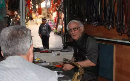 Siirt’te 50 yıldır deri işini sürdürüyor: “Artık makineler aldı ama ben bırakmadım”