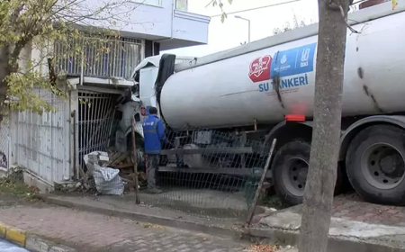 Küçükçekmece’de İSKİ su tankeri iş yerine daldı: Faciadan dönüldü