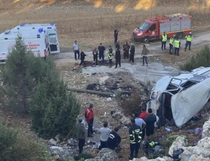 Mersin’de Tarım İşçilerini Taşıyan Minibüs Şarampole Yuvarlandı: 5 Ölü, 14 Yaralı