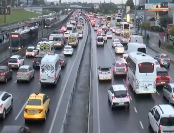 İstanbul’da Yağmur Trafiği Felç Etti: Yoğunluk Yüzde 80’e Ulaştı